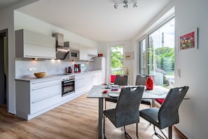 Küchenzeile im kombinierten Wohnzimmer