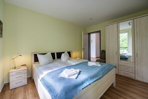 Schlafzimmer mit Doppelbett