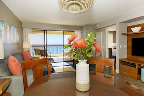 Dining Table - Dining table for up to 6 in the Living Room with Ocean View
