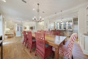 A CHARMING, SOUTHERN, SEASIDE, FL COTTAGE! OPEN LAYOUT