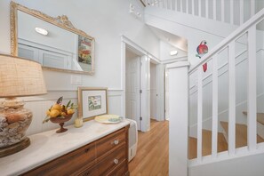 2 BEDROOM GUEST COTTAGE, SLEEPS 4, WALK TO BEACH OR POOL