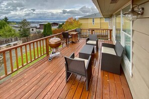 New patio furniture for you to enjoy the spacious balcony.