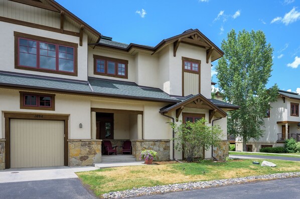 EagleRidge Landing is nestled in the EagleRidge Community, just a 5 minute walk to the Resort