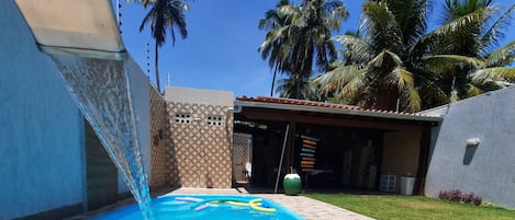 Piscina com cascata