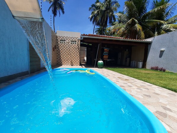 Piscina com cascata