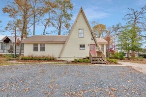 This charming retreat offers peaceful lakefront views, spacious outdoor living, and direct access to nature—perfect for relaxing getaways or outdoor adventures.