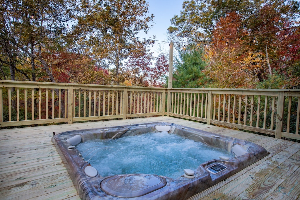 Mountain Forest Cabin w/ Therapeutic SPA Jacuzzi - Blairsville