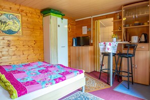 Doppelbett, TV, Essbereich