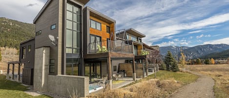 Gorgeous Little Coyote Modern Home with Beautiful Views and Cross Country Ski Access