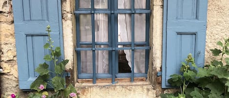 fenêtre à l'arrière de notre maison du XIVème siècle.