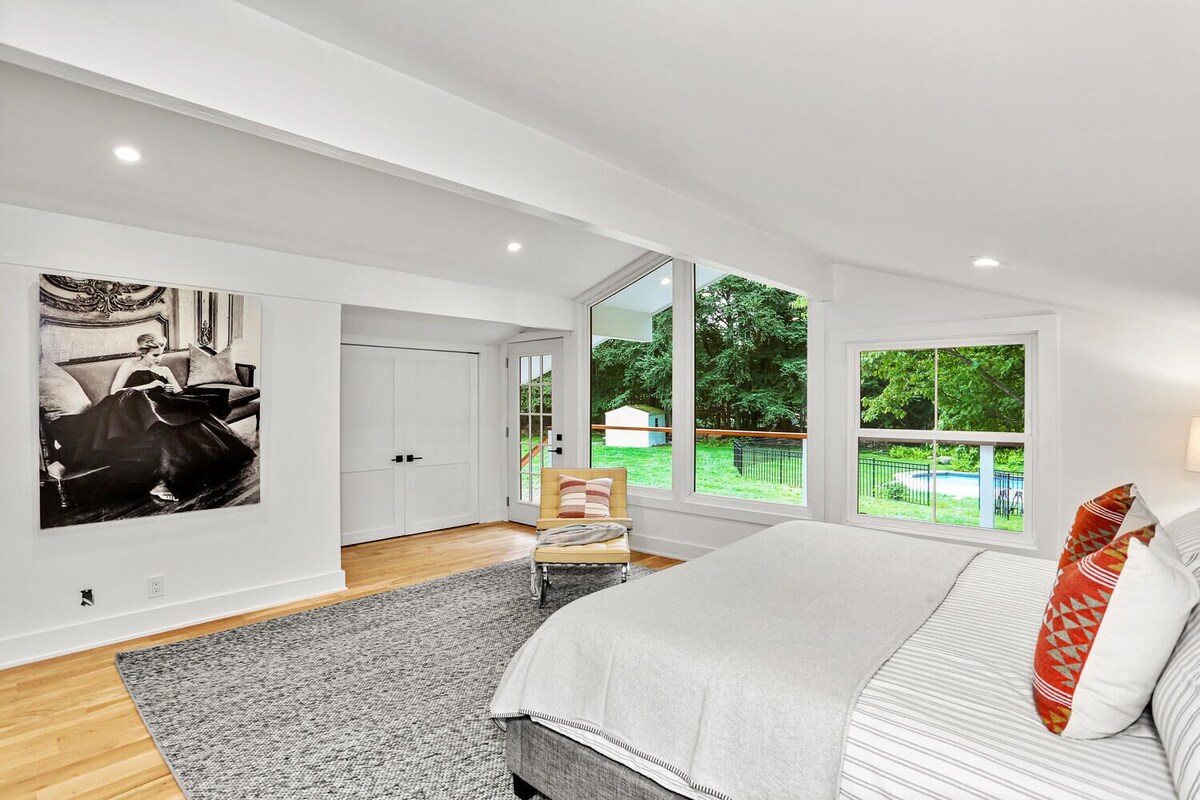 Modern 4 bed 4.5 bath w hot tub & heated pool close to beach