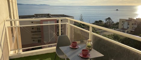 Petit déjeuner face à la mer 🌞