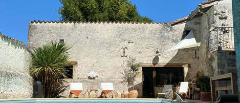 Le patio et la piscine de la maison "Estivale" 