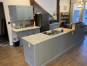 Roomy and fully equipped kitchen. Dishwasher and Icemaker