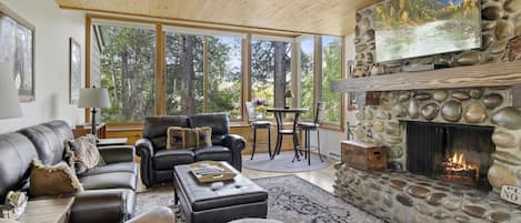 Living room with Fireplace