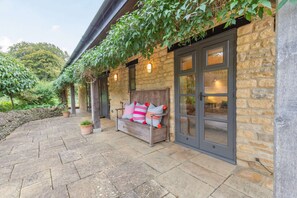 Tyte Cottage Patio - StayCotswold