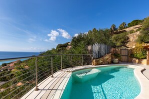 piscina con idromassaggio