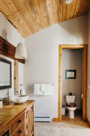 Full ensuite primary bathroom