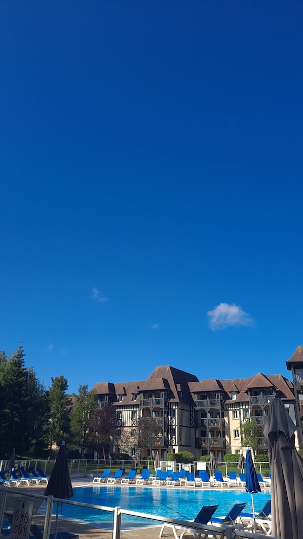 vue de l'appartement sur la piscine
