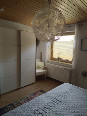 Schlafzimmer mit Doppelbett 1,80x2,00m und gr. Kleiderschrank