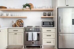 Full kitchen