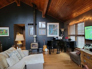 Baby grand Piano and wood burning stove for top notch ambiance(wood provided)