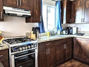 Fully equipped kitchen with oven