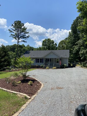 Large front yard with plenty of parking and area to play some outdoor sports 