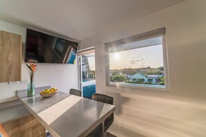 Equipped Kitchen/Kitchen Bar
