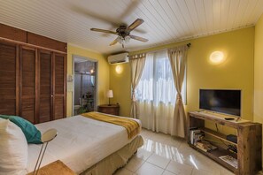 a bedroom with a comfortable double bed, with a flat-screen cable TV with a strong box. Each bedroom has its own private bathroom with its closet.