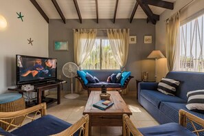 A living space with a beachy vibe.
The living room is cozy and comfortable with comfortable armchairs, cushions, and sofas, with a large flat-screen cable TV, DVD, and radio, and during your stay, you can also enjoy internet access with free Wi-Fi.