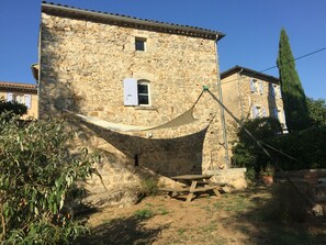 Façade du gîte et terrasse au RDC. L'entrée de ce gîte est au 2ème étage.
