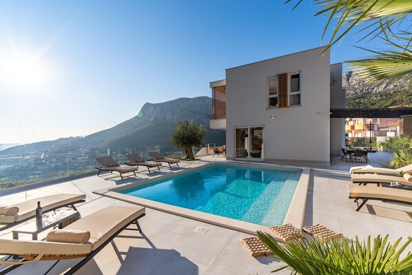 It offers 40 sqm heated pool with hydro-massage and amazing views on town Split