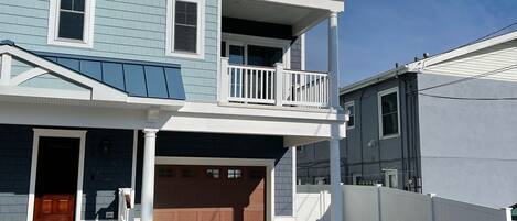 Brand new luxury townhome just a short walk to the beach 