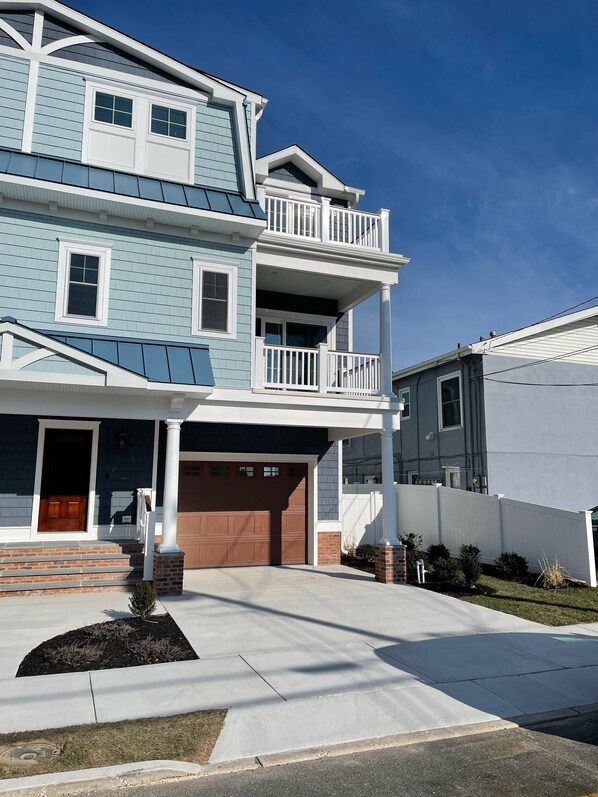 Brand new luxury townhome just a short walk to the beach 