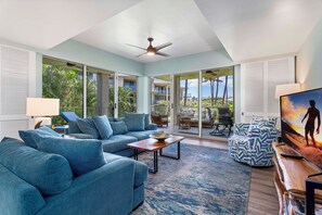 Spacious living room with wrap around lanai at Vista Waikoloa D201