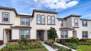 Beautiful 4 bed 4 bath townhome located in Solara Resort