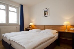 Schlafzimmer mit großem Doppelbett und gr. Kleiderschrank