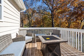 Relax on the furniture, enjoy the fire pit and enjoy a cup of coffee.