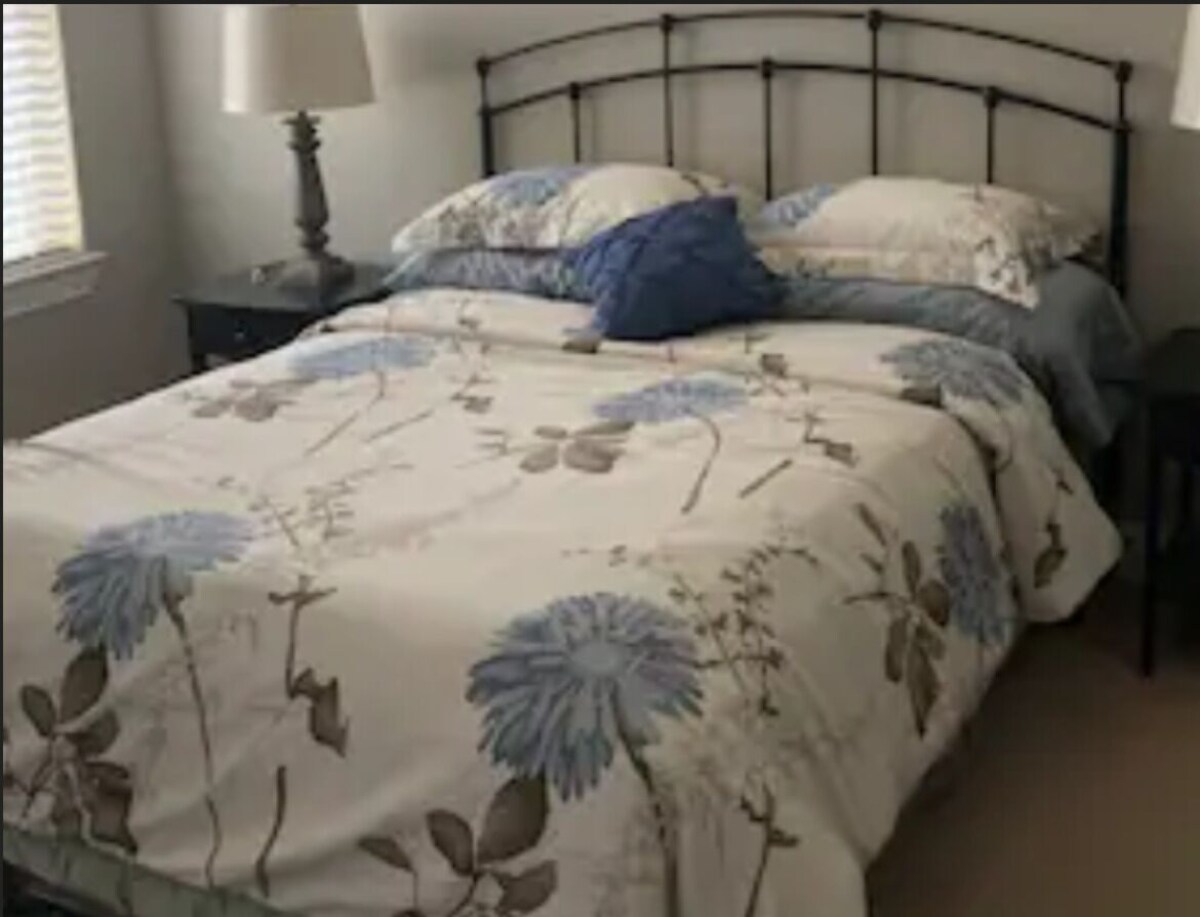 Lovely Attached Apartment in the Suburbs!