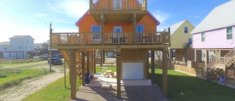 Gorgeous Pumpkin House.

Steps from the beach