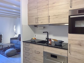Cabinetry, Gebäude, Eigentum, Countertop, Schublade, Herd, Holz, Küche, Beleuchtung, Interior Design