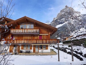 Sky, Cloud, Snow, Building, Window, Mountain, Slope, Plant, House, Tree