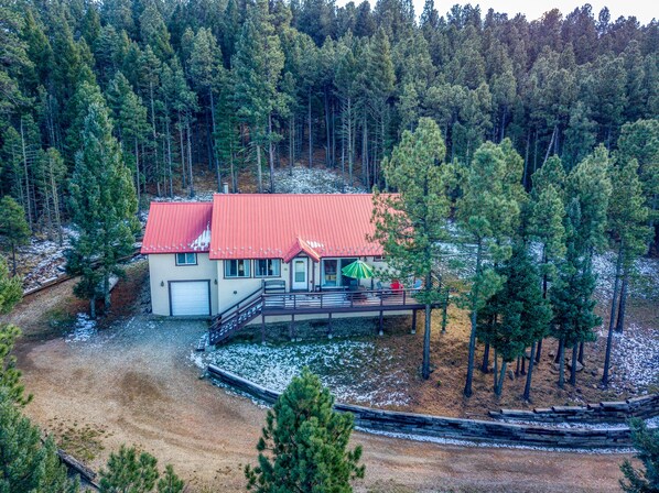 Casa Blue Sky - nestled amongst tall pines on 1.6 acres.  Peaceful! 