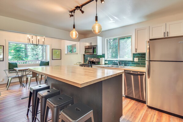 Strawberry Vacation Rental | 3BR | 2BA | 1,300 Sq Ft | 3 Small Steps to Enter