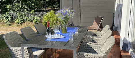 Terrasse mit seitlichem Seeblick