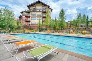 Community Amenities | Outdoor Pool