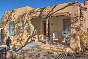 Casita Exterior | Covered Patio w/ Seating