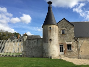 Entrée du gîte, à côté de la tourelle