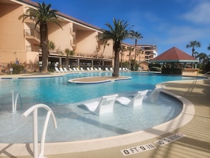 WOW relaxing pool!